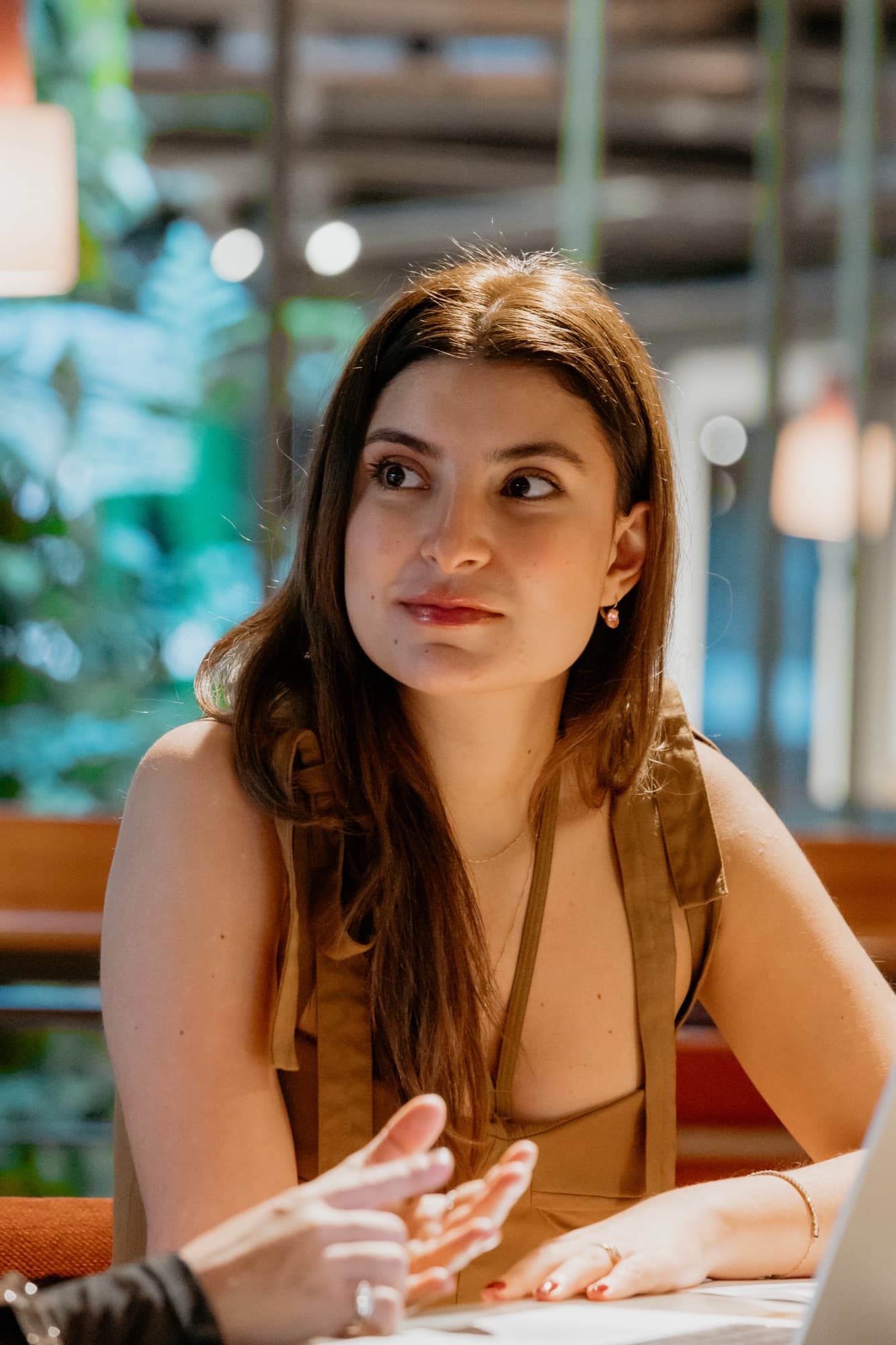 Vitória Monteiro durante uma conversa